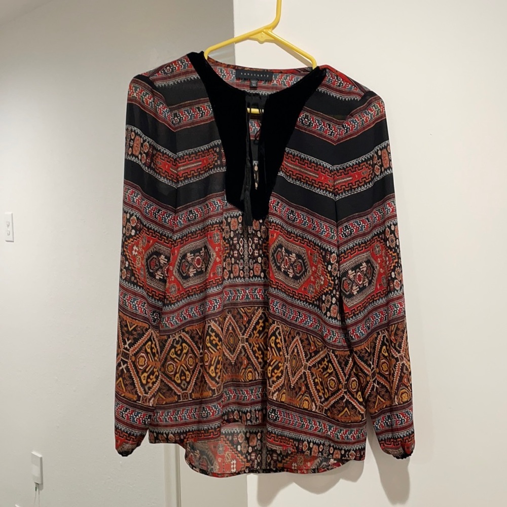 patterned blouse with velvet trim. Cuff sleeves
